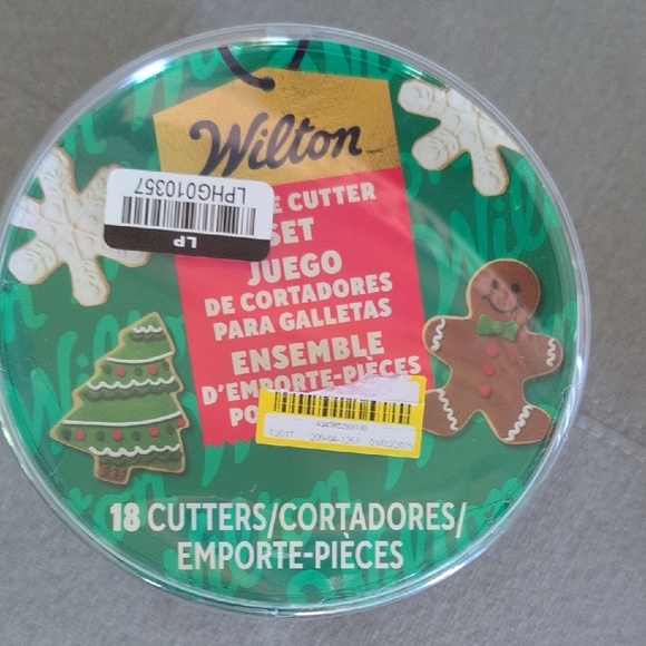 Wilton 18 Cookie Cutters And Spatula Collection - Picture 5 of 7